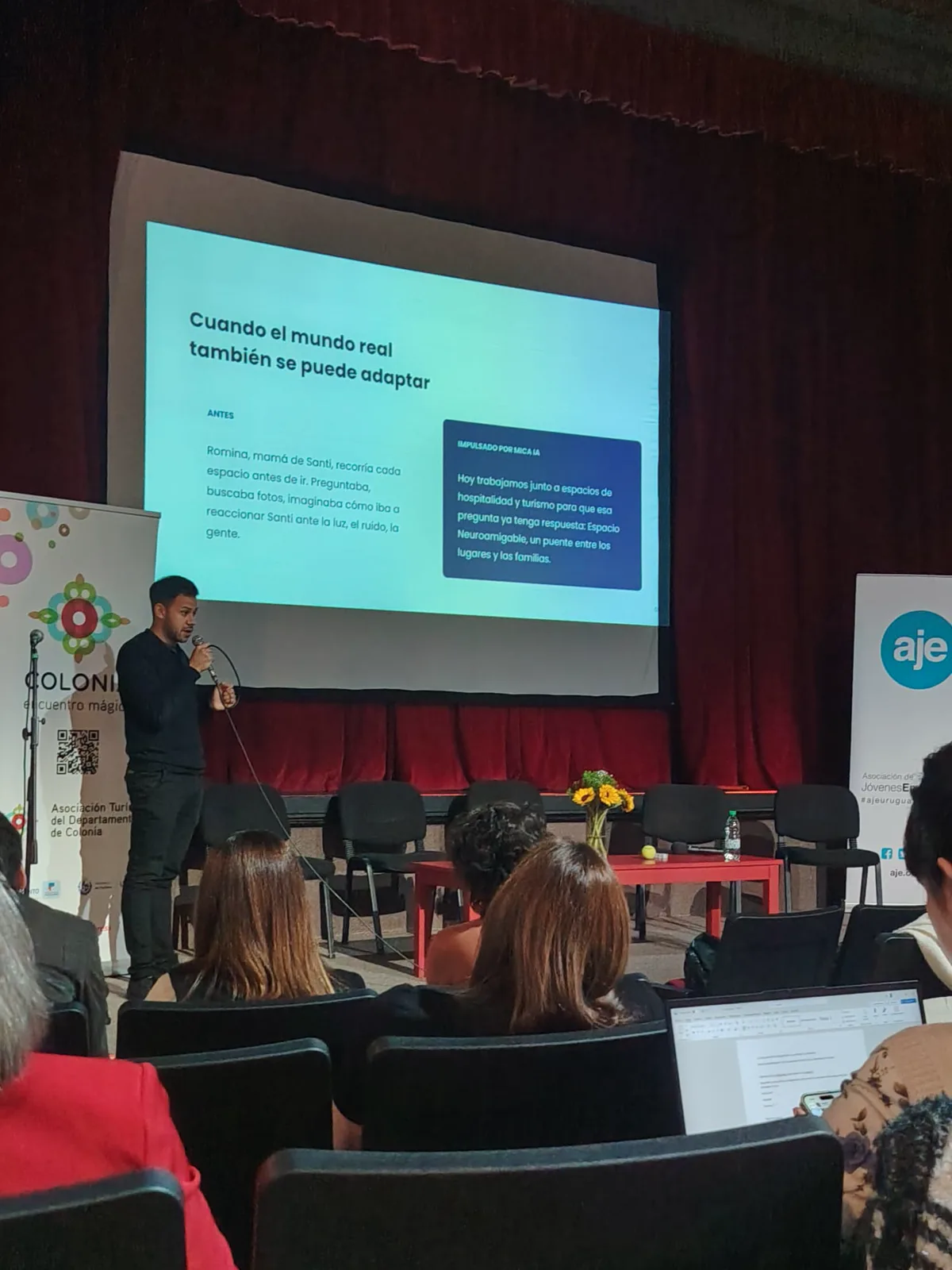Expositor durante una presentación sobre espacios turísticos más adaptados